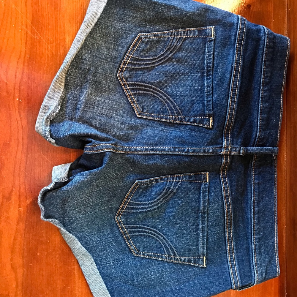 Size 3 Hollister Shorts - Picture 2 of 2